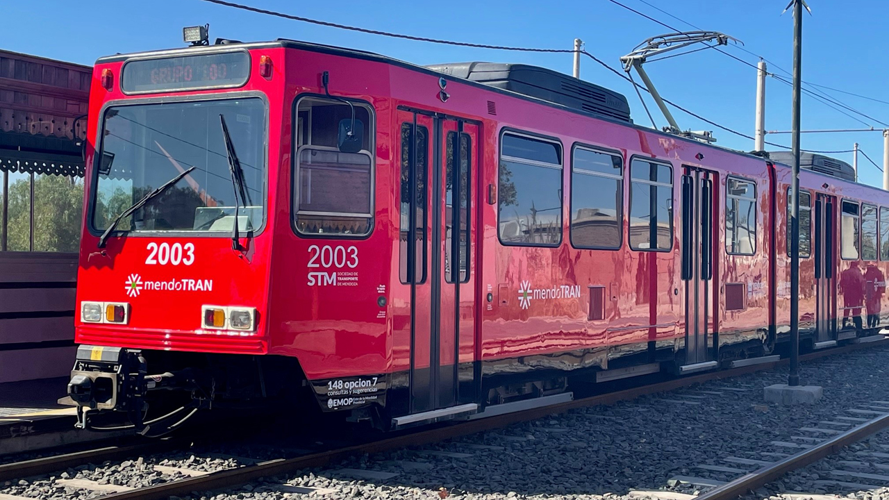 “As MTS modernizes its Trolley fleet, we are very glad to see our older [second-generation] models continue to be put to use, serving the people of Mendoza to carry residents to work, school and other activities, just like they’ve been doing in San Diego for almost 30 years,” said Sharon Cooney, CEO of MTS, which ordered 45 new S70 low-floor LRVs from Siemens in 2016, the first of which was delivered in 2018. (Pictured: LRV ready to roll in Argentina.)